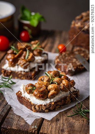 toast with cream cheese and mushroom 92676825
