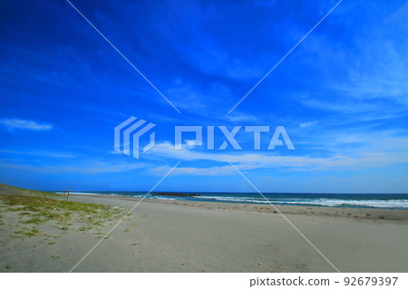 Beautiful midsummer sea, blue sky, white clouds and horizon Beautiful midsummer sea, blue sky, white clouds and horizon 92679397