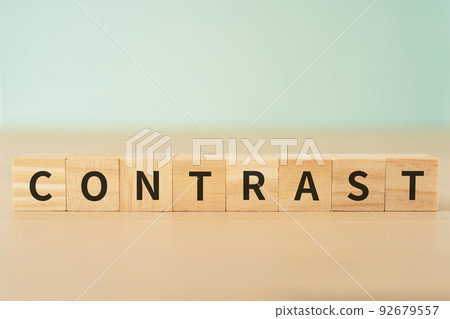 對比圖 | 塊寫著“CONTRAST” 92679557