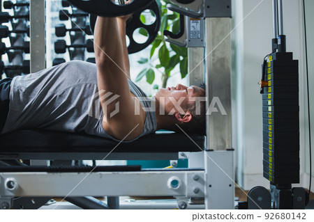 健身男性肌肉健美 92680142