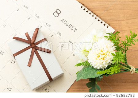 calendars and presents 92682788