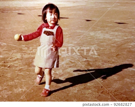 昭和 50 年代女孩在戶外玩球 昭和 50 年代女孩在戶外玩球 92682827