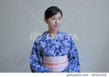 穿著靛藍浴衣微笑的中年婦女 92682840