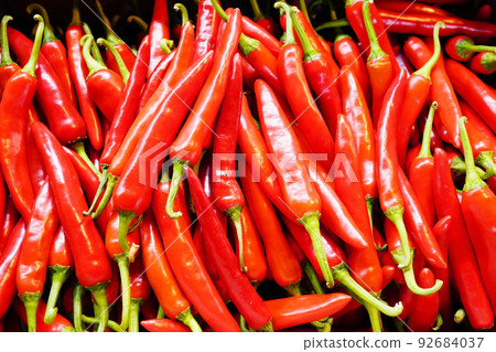 未加工的紅辣椒 92684037