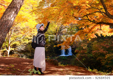 女獨行秋葉觀景 92684505