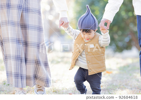 蹣跚學步的小男孩 92684618