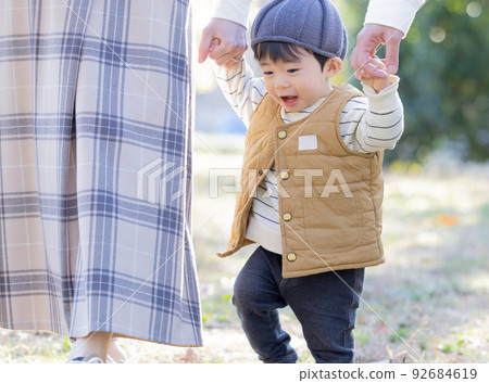 蹣跚學步的小男孩 蹣跚學步的小男孩 92684619