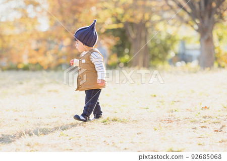 Toddler boy 92685068