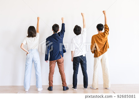 男性和女性後視圖團隊合作 男性和女性後視圖團隊合作 92685081