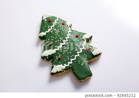 Cute gingerbread decorated with icing Christmas gingerbread in the shape of a Christmas tree. 92685212