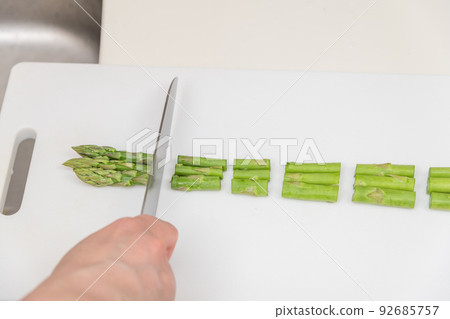 [Cut asparagus with a Santoku knife] 92685757