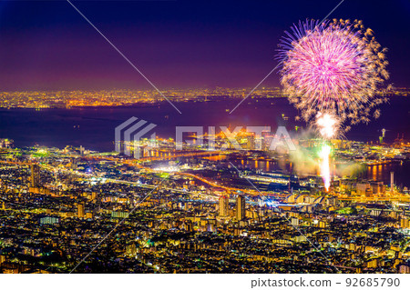 從摩耶山看神戶六甲島夜景的煙花。合成照片 92685790