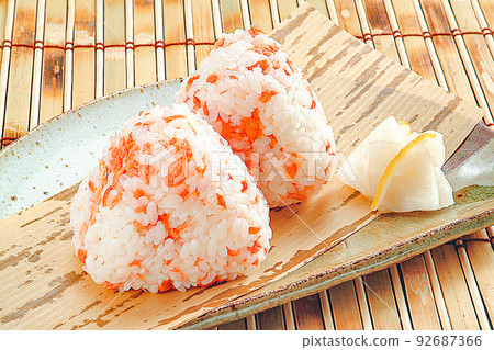 三文魚飯糰圖片 92687366