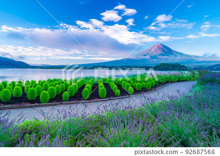 [富士山素材]夏天從河口湖看到的富士山[山梨縣] 92687568
