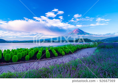 [Mt. Fuji material] Mt. Fuji seen from Lake Kawaguchi in summer [Yamanashi Prefecture] 92687569
