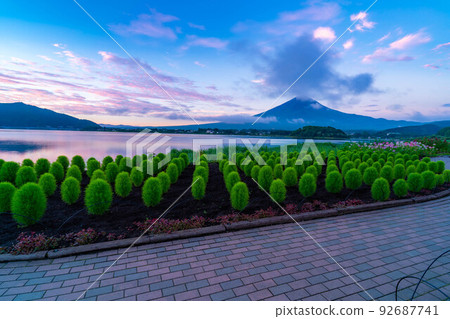 [Mt. Fuji material] Mt. Fuji seen from Lake Kawaguchi in summer [Yamanashi Prefecture] 92687741
