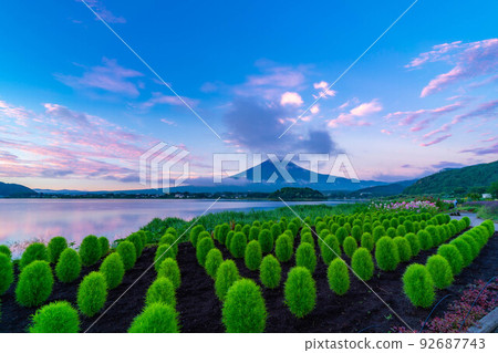 [Mt. Fuji material] Mt. Fuji seen from Lake Kawaguchi in summer [Yamanashi Prefecture] 92687743