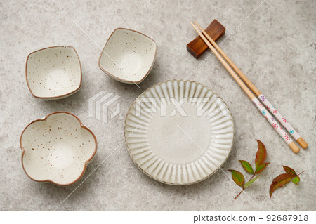 南天竹秋葉和餐具的背景。秋天的食慾。 92687918