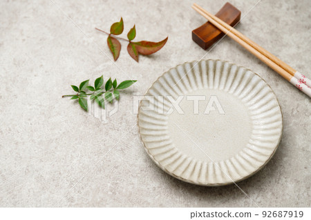 南天竹秋葉和餐具的背景。秋天的食慾。 92687919