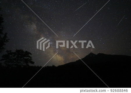 初夏的姬沼池，滿天繁星，銀河和利尻山 92688846