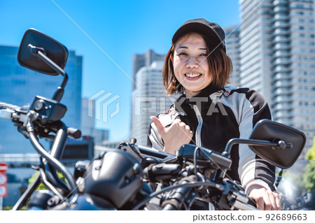 遊覽橫濱的女騎手好兆頭 遊覽橫濱的女騎手好兆頭 92689663