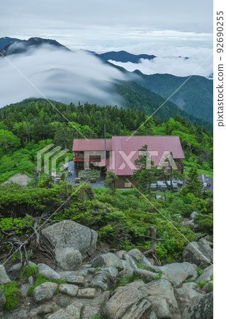 晴天時從長野縣和岐阜縣邊界的西穗高嶽山脊線看到的阿爾卑斯山脊線,北阿爾卑斯山脈 晴天時從長野縣和岐阜縣邊界的西穗高嶽山脊線看到的阿爾卑斯山脊線,北阿爾卑斯山脈 92690255