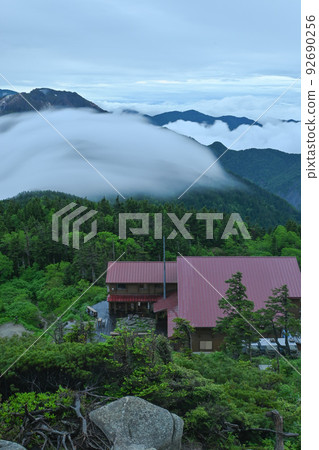 晴天時從長野縣和岐阜縣邊界的西穗高嶽山脊線看到的阿爾卑斯山脊線,北阿爾卑斯山脈 晴天時從長野縣和岐阜縣邊界的西穗高嶽山脊線看到的阿爾卑斯山脊線,北阿爾卑斯山脈 92690256