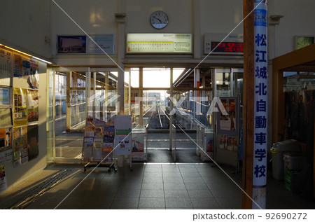 Composition where you can see the platform and railroad tracks from the ticket gate of Matsue Shinjiko Onsen Station ... Matsue City, Shimane Prefecture: Sunny 92690272