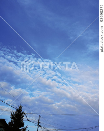 Sky of flowing clouds 92690273