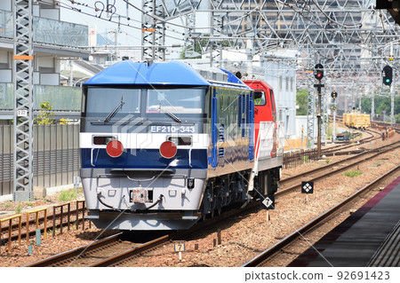 EF210 由DD200內燃機車牽引並通過東海道本線瑪雅站的運輸列車 EF210 由DD200內燃機車牽引並通過東海道本線瑪雅站的運輸列車 92691423