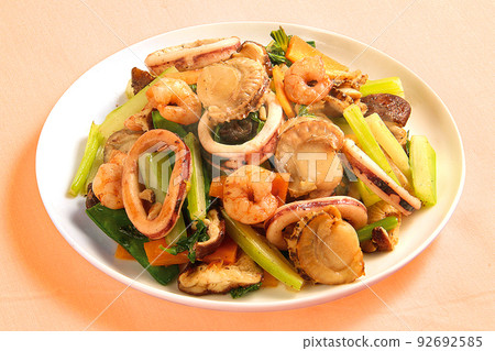 Stir-fried seafood and vegetables 92692585