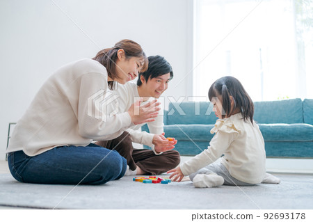 parents and 3 year old 92693178
