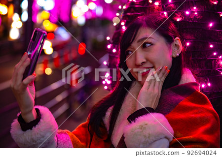 在澀谷的櫻岡燈飾自拍的女人 在澀谷的櫻岡燈飾自拍的女人 92694024