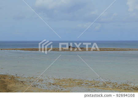 在西表島美麗的大海中擱淺的沉船場景 92694108