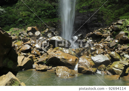 The view of the basin of the Pinaisara Falls on Iriomote Island that flows like a white thread 92694114