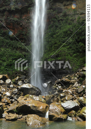 西表島皮奈薩拉瀑布瀑布盆地景觀 92694115