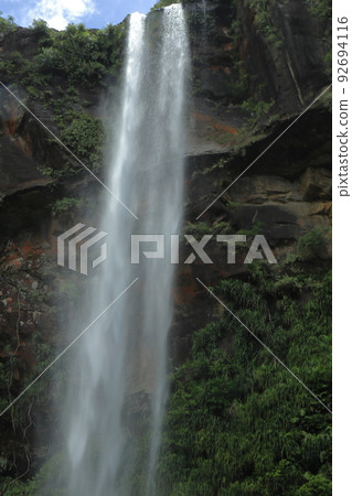 從藍天落下的西表島皮奈薩拉瀑佈景觀 92694116