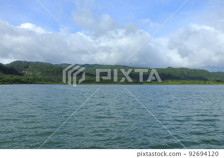 從海中路看到的西表島皮奈薩拉瀑布方向的風景 從海中路看到的西表島皮奈薩拉瀑布方向的風景 92694120
