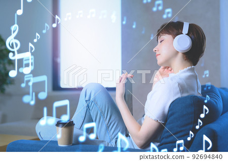 耳機和女性 92694840
