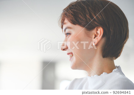 側臉 側面 半個 92694841