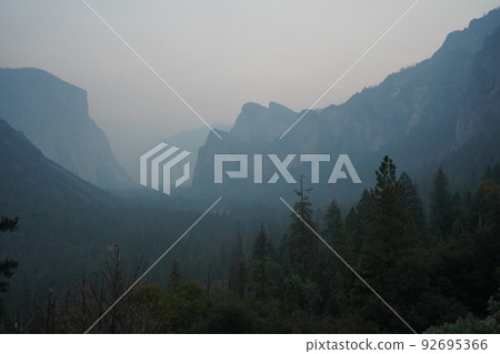 Yosemite National Park Tunnel View Smoky early morning scenery Yosemite National Park Tunnel View Smoky early morning scenery 92695366