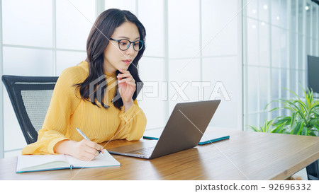 在現代辦公室使用筆記本電腦的女性 在現代辦公室使用筆記本電腦的女性 92696332