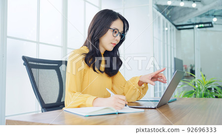 在現代辦公室使用筆記本電腦的女性 在現代辦公室使用筆記本電腦的女性 92696333