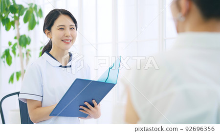 身穿白大褂的女性工作人員待諮詢 92696356