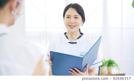 Female staff in a white coat to be consulted 92696357