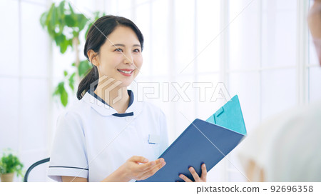 Female staff in a white coat to be consulted Female staff in a white coat to be consulted 92696358