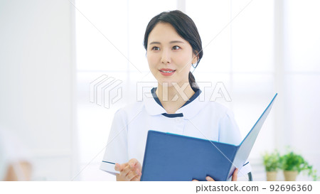 Female staff in a white coat to be consulted Female staff in a white coat to be consulted 92696360