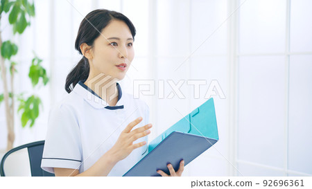 Female staff in a white coat to be consulted Female staff in a white coat to be consulted 92696361