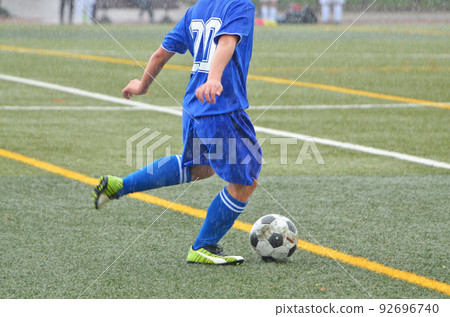 Youth soccer game <81> (game in the rain) Youth soccer game <81> (game in the rain) 92696740