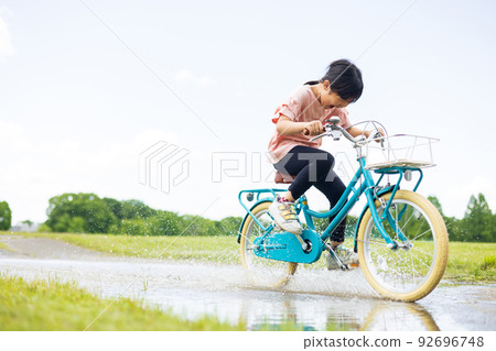 水坑路 騎自行車的女孩 92696748